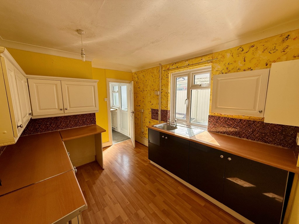 Lot: 150 - THREE-BEDROOM HOUSE FOR IMPROVEMENT - Kitchen